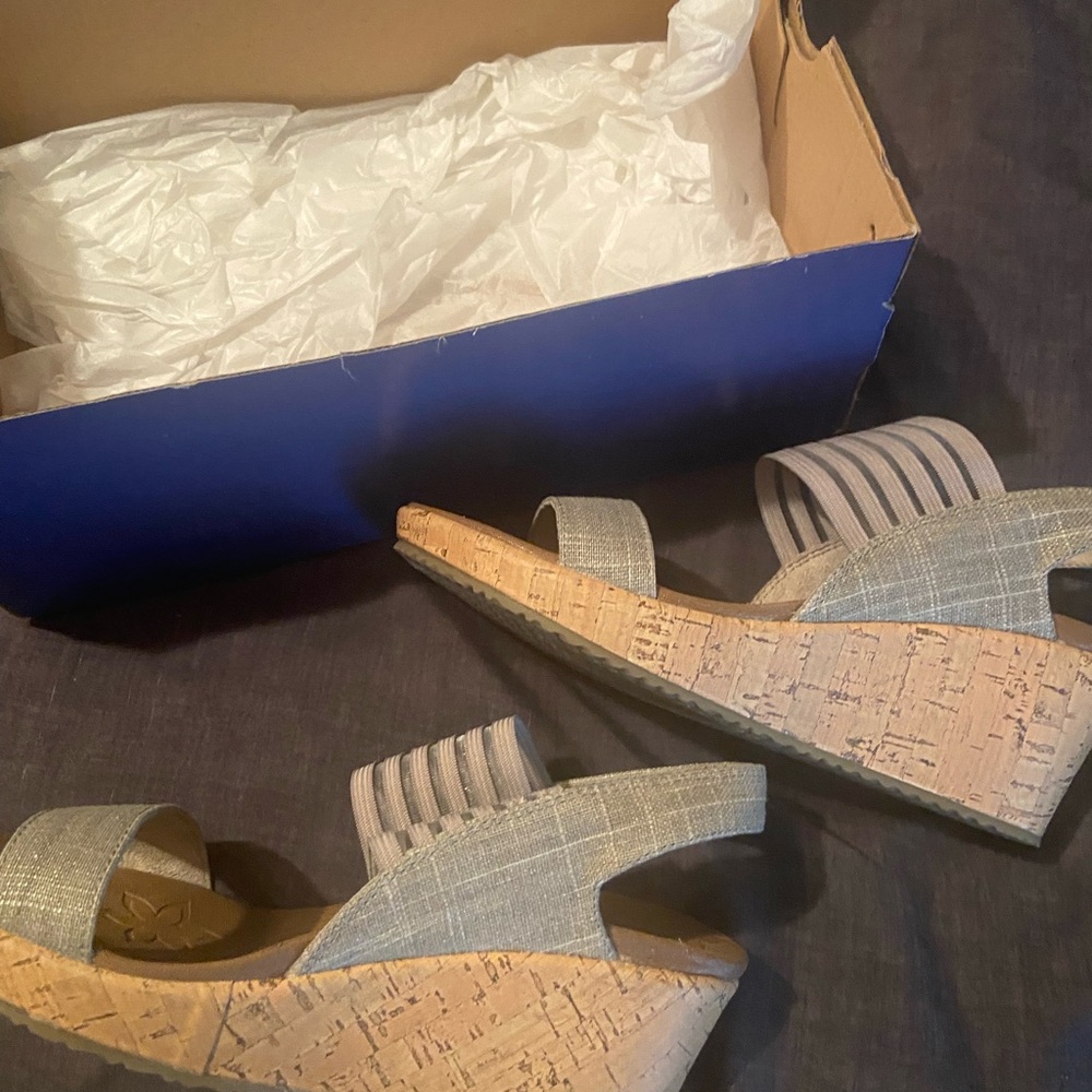 Skechers Women's Tan and Gold Stretch-Strap Wedge Sandals - Picture 4 of 8